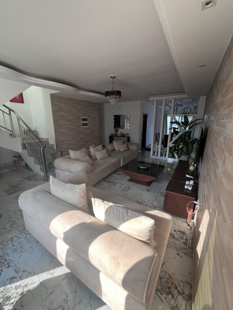 d716c84e 99d3 4389 9a23 b585975531e5 768x1024